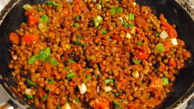 чечевица с луком и помидорами