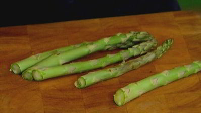 чечевица с яйцом пашот, беконом и спаржей