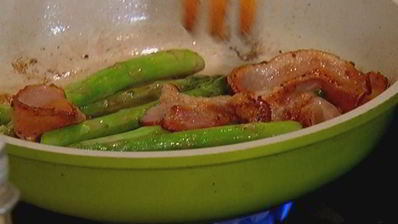 чечевица с яйцом пашот, беконом и спаржей