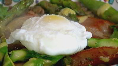 чечевица с яйцом пашот, беконом и спаржей