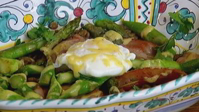 чечевица с яйцом пашот, беконом и спаржей