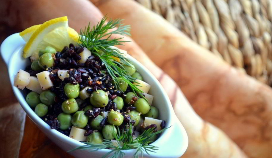 Рецепт черного риса с зеленым горошком и сыром