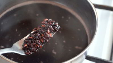 черный рис с зеленым горошком и сыром