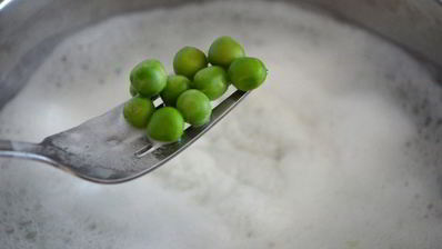 черный рис с зеленым горошком и сыром