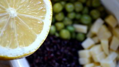 черный рис с зеленым горошком и сыром