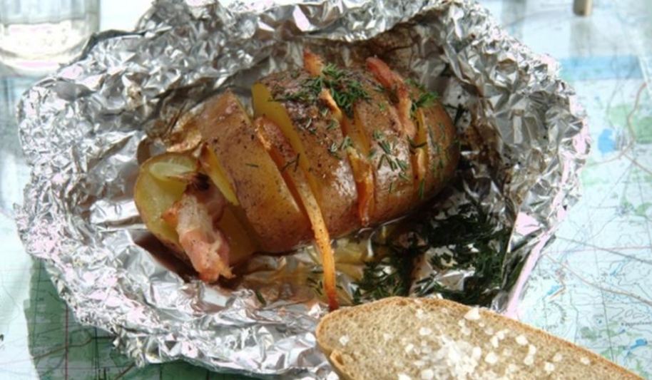 Рецепт картофеля с беконом в фольге