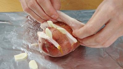 картофель с беконом в фольге