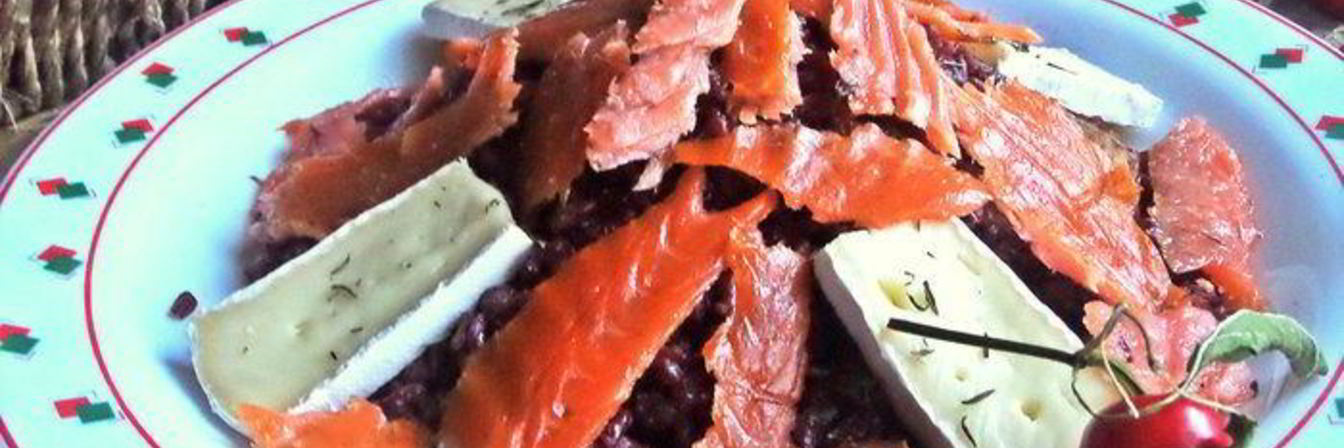 Красный рис в вине с лососем и сыром