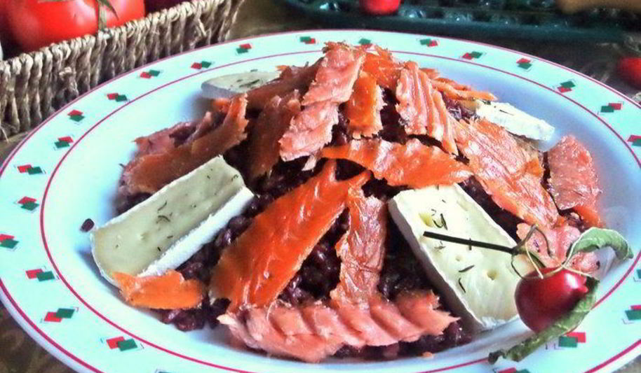 Рецепт красного риса в вине с лососем и сыром