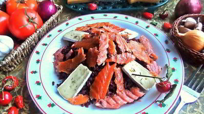 красный рис в вине с лососем и сыром
