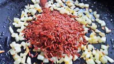 красный рис в вине с лососем и сыром