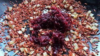 красный рис в вине с лососем и сыром