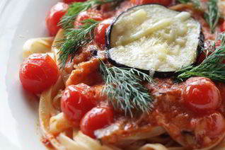 Лапша с помидорками черри, маслинами и баклажаном