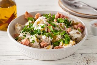 Молодой картофель с петрушкой и консервированным тунцом