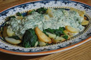 Молодой картофель со шпинатом, шалотом и чесночной заправкой