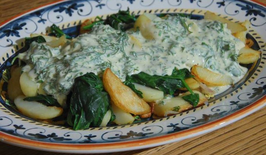 Рецепт молодого картофеля со шпинатом, шалотом и чесночной заправкой