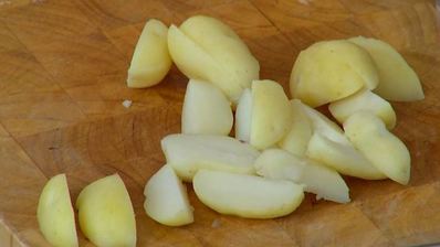 молодой картофель со шпинатом, шалотом и чесночной заправкой