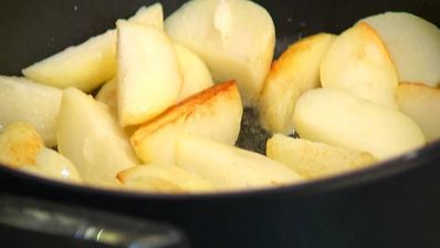 молодой картофель со шпинатом, шалотом и чесночной заправкой