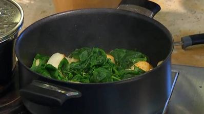 молодой картофель со шпинатом, шалотом и чесночной заправкой