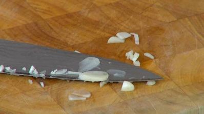 молодой картофель со шпинатом, шалотом и чесночной заправкой