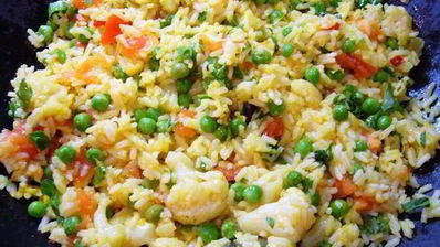 пряный рис с цветной капустой, зеленым горошком и помидорами