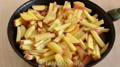 жареная картошка с белыми грибами