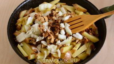 жареная картошка с белыми грибами