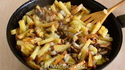 жареная картошка с белыми грибами