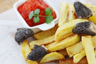 Жареный картофель со сморчками и томатным соусом