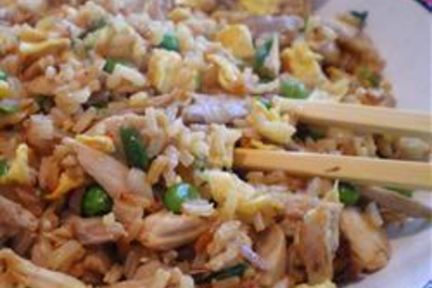 Жареный рис с курицей