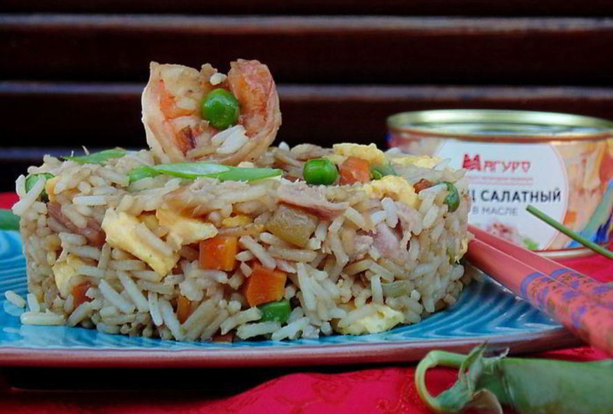 Жареный рис с тунцом по-янчжоуски