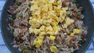 жареный рис с тунцом по-янчжоуски