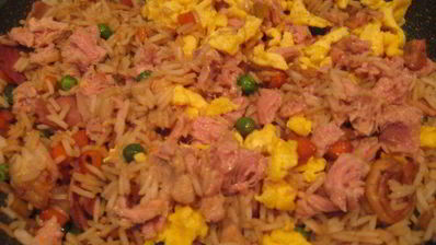 жареный рис с тунцом по-янчжоуски