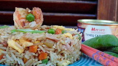 жареный рис с тунцом по-янчжоуски