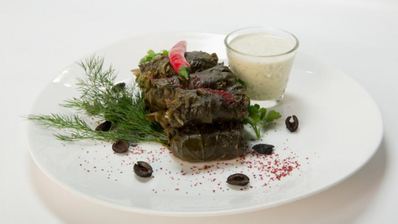 долма из баранины с мятным соусом