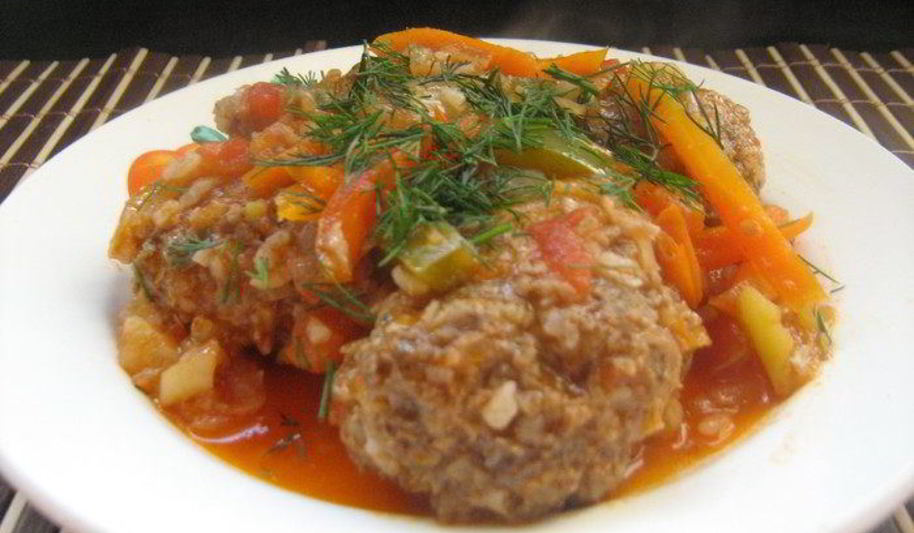 Рецепт голубцов ленивых паровых под овощным соусом