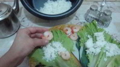 голубцы с креветками в листьях салата и морской капусте