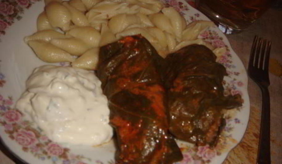 Рецепт голубцов в лахане с двумя соусами