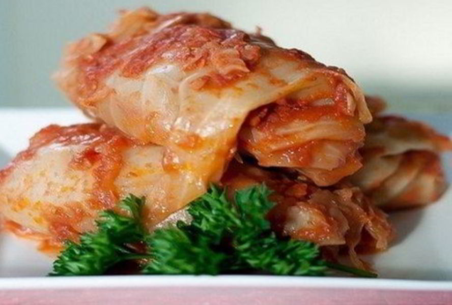 Голубцы в томатном соусе с квашеной капустой
