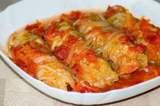 Простые голубцы из пекинской капусты в томатном соусе