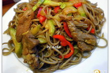 Гречневая лапша с овощами и мясом