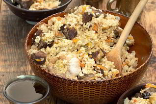 Белые грибы в казане с рисом и мясом