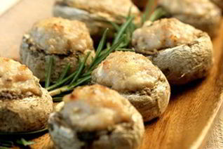 Фаршированные шампиньоны с сыром в сметанном соусе