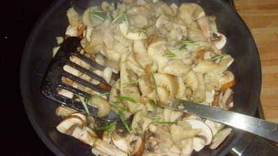 грибы с пореем, запеченные под сливочным соусом