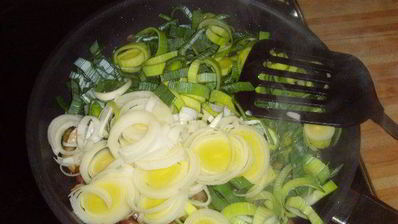 грибы с пореем, запеченные под сливочным соусом