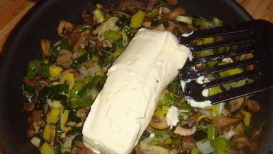 грибы с пореем, запеченные под сливочным соусом