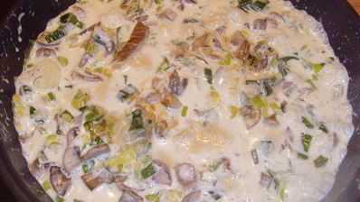 грибы с пореем, запеченные под сливочным соусом