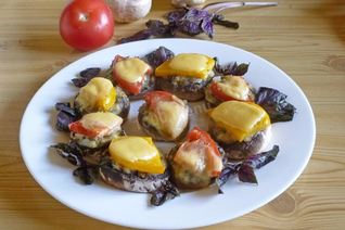 Грибы с сыром и помидорами в духовке