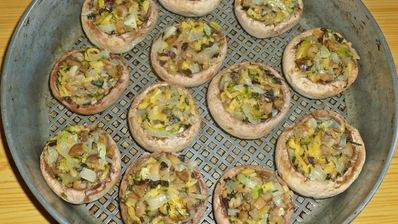 грибы с сыром и помидорами в духовке