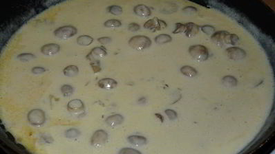 грибы в сливочно-сырной подливке